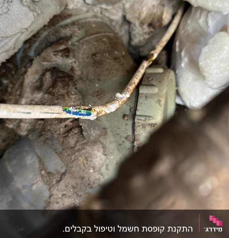 חוט חשמל חשוף עם בידוד פגום